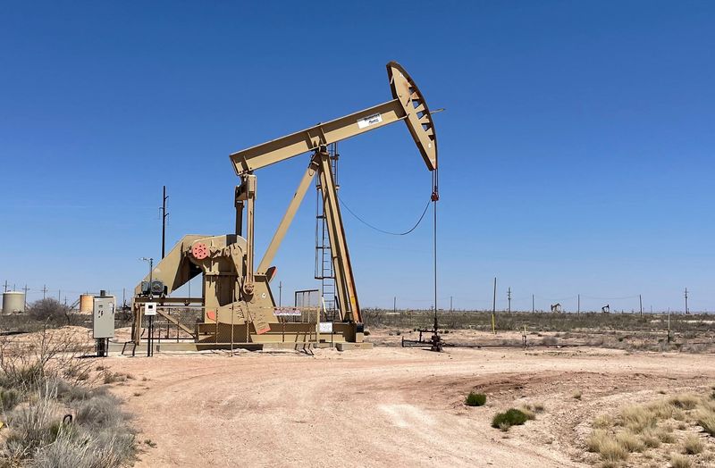 US drillers cut oil and gas rigs to lowest since Dec 2021, Baker Hughes says