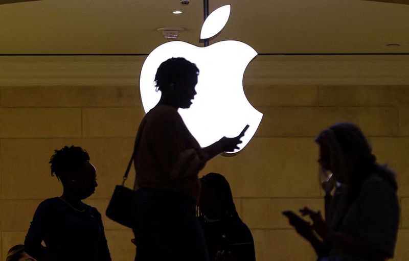 Apple shareholders vote to keep its diversity policies