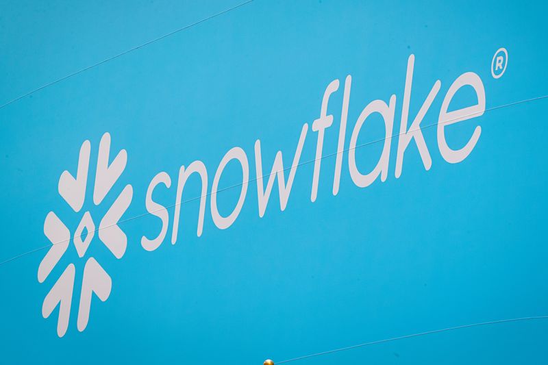 Cloud analytics firm Snowflake forecasts upbeat full-year product revenue