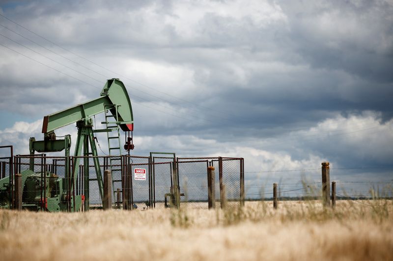 Oil falls on White House spat, tariffs, Iraq exports